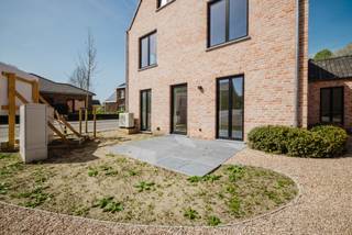 <p><strong>BEN-woonerf in het hart van Dikkelvenne – exclusief wonen in het groen</strong></p>
<p>In het charmante en landelijke Dikkelvenne verrijst dit kleinschalige en kwalitatieve woonerf bestaande uit <strong>6 energiezuinige woningen</strong>. Het project omvat <strong>4 nieuwbouwwoningen</strong> en <strong>2 volledig gerenoveerde entiteiten (vernieuwbouw)</strong>, ontworpen met oog voor <strong>comfort, privacy en maximale lichtinval</strong>.</p>
<p>De woningen voldoen aan strenge energieprestaties (<strong>max. S31 en E30</strong>) en zijn uitgerust met moderne technieken die zorgen voor een duurzame en toekomstgerichte woonervaring.</p>
<p><strong>Unieke ligging</strong></p>
<p>Gelegen in een uitzonderlijk groene omgeving geniet u hier dagelijks van rust en natuur.<br />Vanop uw terras heeft u een prachtig zicht op het park en het naastgelegen kasteel – een zeldzame troef die dit project echt bijzonder maakt.</p>
<p><strong>Hoogwaardige afwerking & technieken</strong></p>
<p>Elke woning is standaard voorzien van:</p>
<ul>
<li>Lucht/water-warmtepomp</li>
<li>Vloerverwarming</li>
<li>Uitstekende isolatie</li>
<li>Ventilatiesysteem volgens de huidige normen</li>
</ul>
<p><strong>Praktische info</strong></p>
<ul>
<li><strong>9 privatieve parkeerplaatsen</strong> achteraan het woonerf (exclusief voor bewoners)</li>
<li>Verkoopprijs omvat:</li>
<ul>
<li>Volledig afgewerkte woning (<strong>excl. keuken</strong>)</li>
<li>Buitenaanleg</li>
<li>Eén parkeerplaats</li>
</ul>
<li>Vermelde oppervlaktes zijn <strong>bruto oppervlaktes</strong></li>
</ul>
<p><strong>Aankoopvoorwaarden</strong></p>
<ul>
<li><strong>Nieuwbouwwoningen (4)</strong>:</li>
<ul>
<li>Registratierechten op grondaandeel</li>
<li>BTW op constructieaandeel</li>
<li>Mogelijkheid tot aankoop aan <strong>6% BTW</strong> (onder voorwaarden)</li>
</ul>
<li><strong>Gerenoveerde entiteiten (2)</strong>:</li>
<ul>
<li>Registratierechten op grondaandeel</li>
<li><strong>21% BTW</strong> op constructieaandeel</li>
</ul>
</ul>
<p><strong>Waarom kiezen voor dit project?</strong></p>
<ul>
<li>Energiezuinig en toekomstgericht wonen</li>
<li>Rustige, groene topligging</li>
<li>Kleinschalig en exclusief karakter</li>
<li>Hoog wooncomfort en kwalitatieve afwerking</li>
</ul>
Contacteer Anthony voor meer informatie op <strong>0488 14 62 77</strong><br />
<p></p>