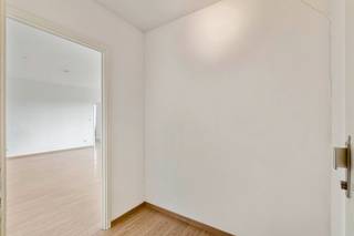 Dit leuke appartement is gelegen op de hoek van het gebouw en omwille van de ramen in de zijgevel en de zuidoost oriëntatie is het bijzonder lichtrijk! Naast het gebouw zijn open velden gelegen waarover u zicht heeft op het centrum van Leuven! Rustige ligging met zicht op groen!<br /><br />Bestaande uit een inkomhal met plaats voor vestiaire, een ruime leefruimte met een zit- en een eetplaats en aansluitend een terras, een keuken met aansluitend een terras, 3 mooie slaapkamers, een nachthal met een apart toilet en een badkamer met een raam.<br />Op het gelijkvloers beschikt het appartement over een private berging en een gemeenschappelijke fietsenberging. U heeft tevens de mogelijkheid om garagebox nr. 87 bij aan te kopen aan €30.000. <br /><br />EPC 150kWh(B-label)! Asbestveilig!<br /><br />U kan mij rechtstreeks contacteren op arnaut@immojanstas.be of op 0495/292080.<br /><br />Bijkomende info (EPC, bodemattest, stedenbouwkundige inlichtingen,...) vindt U onder de sectie "downloads".