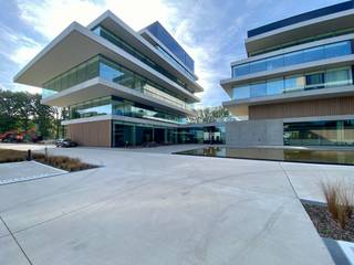 Bent u op zoek naar een unieke kantoorruimte op een toplocatie met onmiddellijke verbinding naar belangrijke snelwegen? Dan is deze kantoorruimte van 250 m² op de 2e verdieping van de innovatieve en hypermoderne bedrijvencampus 'O-Forty' precies wat u zoekt. Gelegen naast op- en afrit 9 Oostkamp én met visibiliteit langs de E40 biedt deze ruimte een uitstekende bereikbaarheid.<br /><br />De kantoren zijn instapklaar en voorzien van een moderne inrichting met zwarte tinten en glazen tussenwanden, waardoor de ruimte een lichtrijke en open uitstraling heeft. Naast een open space met afzonderlijke burelen beschikt het kantoor over vergaderruimtes, een afzonderlijke bel, kitchenette en sanitair.  U kunt ook gebruik maken van de gemeenschappelijke refter/ontspanningsruimte op de 4e verdieping en extra vergadermogelijkheden (en seminarie ruimtes) op het gelijkvloers. <br /><br />Deze bedrijvencampus biedt nog vele andere voordelen, zoals een event space, coworking space, foodbar, fitness, padel, badgesysteem, pakjesmuur en ruime ondergrondse parkeermogelijkheden. Onmiddellijk beschikbaar!<br />Neem contact op met PANORAMA B2B voor bijkomende inlichtingen, plannen of een vrijblijvend plaatsbezoek via 0479 70 70 73.