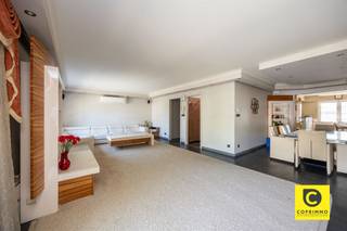 <h1><span>Riante woning ca. 363 m² met 6 slaapkamers, 2 inpandige garages en polyvalente ruimte in de gegeerde Oosterveldwijk !</span></h1><p><span>Reeds bij het aanschouwen van de imposante gevel met een gevelbreedte van 8,5 meter krijgt u een eerste indruk van de uitzonderlijke schaal van deze woning. Achter deze statige voorgevel gaat echter veel meer schuil dan op het eerste gezicht zichtbaar is. Binnenin ontvouwt zich een woning met opvallende volumes en een bijzonder flexibele indeling, waar elke ruimte een eigen functie of invulling kan krijgen. De mogelijkheden zijn ruim, gaande van comfortabel gezinswonen tot een combinatie met een praktijk of kangoeroewoning. Daarnaast beschikt de woning over een zonnige tuin van circa 155 m² die mooi aansluit op het gelijkvloers en zo zorgt voor een aangename verbinding tussen binnen en buiten. </span></p><p><span>Locatie</span></p><h2><span>Deze gegeerde residentiële buurt staat bekend om haar rustige karakter, uitstekende bereikbaarheid en de nabijheid van winkels, scholen, openbaar vervoer en belangrijke invalswegen. De woning is gelegen in de populaire Oosterveldwijk, vlakbij de Pulhofwijk. Daarnaast bevindt ze zich op fietsafstand van het Nachtegalenpark, één van de meest geliefde groengebieden van de stad, wat zorgt voor een ideale combinatie van stedelijk comfort en ontspanning in het groen. </span></h2><h2><span>Indeling</span></h2><p><span>Via de veiligheidsdeur betreedt u de ruime inkomhal, voorzien van praktische ingemaakte kasten. Meteen vallen de twee inpandige garages met automatische poorten op. Beide garages bieden plaats aan een wagen en extra opslagruimte. Bovendien beschikt de woning over twee private opritten waardoor parkeren steeds moeiteloos verloopt. In één van de garages bevindt zich tevens de technische ruimte voor bijkomende bergruimte.</span></p><p><span>Verder op het gelijkvloers bevindt zich een indrukwekkende polyvalente ruimte van maar liefst 56 m², afgewerkt met een beige tegelvloer. Dankzij de grote schuifdeur geniet deze ruimte van een directe verbinding met de zonnige tuin van circa 155 m². Aansluitend bevindt zich een slaapkamer met ensuite badkamer. Hierdoor biedt deze verdieping tal van mogelijkheden zoals een kangoeroewoning, praktijkruimte, kantoor aan huis of een combinatie van wonen en werken.</span></p><p><span>Via de trap bereikt u de eerste verdieping waar zich de royale leefruimte bevindt. Deze L-vormige woon- en eetkamer van maar liefst 48 m² beschikt over een stijlvolle donkerblauwe tegelvloer en airconditioning. Dankzij de grote afmetingen is er voldoende ruimte voor zowel een grote zithoek als een ruime eettafel.</span></p><p><span>Aansluitend bevindt zich de volledig geïnstalleerde keuken met hoogwaardige afwerking, waaronder een granieten werkblad en talrijke opbergmogelijkheden. Vanuit de keuken heeft u rechtstreeks toegang tot een aangenaam terras van ongeveer 30 m², ideaal om te genieten van gezellige momenten met familie en vrienden. Op deze verdieping bevinden zich verder nog een ruime slaapkamer, een badkamer uitgerust met zowel een ligbad als een douchecabine en een afzonderlijk gastentoilet.</span></p><p><span>De tweede verdieping omvat vier bijkomende slaapkamers. Twee daarvan zijn bijzonder ruim met een oppervlakte van maar liefst 29 m² en beschikken bovendien over toegang tot een gezellig balkon. De aanwezige airconditioning zorgt hier voor extra comfort. De overige slaapkamers zijn eveneens ruim en geschikt voor een dubbel bed. Extra praktisch zijn de automatische rolluiken aan de achterzijde van de woning.Tot slot beschikt deze verdieping nog over een derde badkamer met douchecabine en een automatisch ventilatiesysteem.</span></p><p><span>Extra info: de woning wordt momenteel feitelijk gebruikt als gezinswoning. Volgens de stedenbouwkundige plannen staat het gekend als een appartementsgebouw.</span></p><h2><span>Troeven</span></h2><ul><li><span>Bewoonbare oppervlakte van ca. 363 m²</span></li><li><span>6 slaapkamers en mogelijkheid tot extra slaapkamers</span></li><li><span>Grote polyvalente ruimte van 56 m²</span></li><li><span>Geschikt als kangoeroewoning of vrij beroep</span></li><li><span>Zonnige tuin van ca. 155 m²</span></li><li><span>Meerdere terrassen, waaronder een terras van ca. 30 m²</span></li><li><span>2 inpandige garages met automatische poorten en 2 private opritten</span></li><li><span>EPC-label B</span></li><li><span>Asbestveilig</span></li><li><span>Bouwjaar 1994</span></li><li><span>Airco aanwezig</span></li><li><span>Automatische rolluiken aan de achterzijde</span></li><li><span>Topligging in de gegeerde Oosterveldwijk</span></li></ul><p><span> </span></p><p><span>Bent u op zoek naar een ruime, solide woning met grote tuin op toplocatie in Wilrijk? Dan is dit uw kans. </span></p><p><span>Maak zelf online een afspraak via onze website, of via info@coprimmo.be of 03 449.49.77.</span></p><p><span> </span></p><p><span> </span></p>