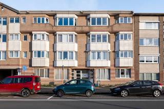 <p>We treffen dit ruime en mooie appartement (drie slaapkamers) op de gelijkvloerse verdieping van een correct onderhouden gebouw uit 1991. Het appartement beschikt over een eigen inkom vanaf de straat. Delhaize, Lidl, scholen en het park van Boom bevinden zich op wandelafstand. Indeling: Ruime woonkamer, eetkamer, volledig uitgeruste keuken met aansluitend een eerste berging met aansluitingen voor was- en droogautomaat. Op de nachthal een héél mooie badkamer met inloopdouche en dubbele lavabo, apart toilet, tweede berging (dressing), ingemaakte kasten. Er zijn drie royale slaapkamers aan de achterzijde.</p>
<p>Plannen en documentatie te vinden op www.reds.be. Voor meer informatie of een bezichtiging, neem gerust contact op met Daniël via mail (daniel@reds.be) of telefoon (0475.25.30.64).</p>