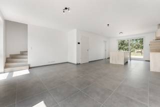 Energiezuinige en kwalitatief afgewerkte gezinswoning met 3 slaapkamers, waar oog voor detail en wooncomfort centraal staan. De woning beschikt...
