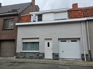 Woning met heel veel potentieel!!! Zeer goedgelegen in het centrum van Marke, op wandelafstand van de Markt en het Preshoekbos. De woning heeft enige renovatie nodig maar biedt tal van mogelijkheden en met kers op de taart een grote aangename tuin en een garage!!! Bestaande uit hal, garage, ruime living, keuken met achterliggend wasplaats/berging en badkamer, droge kelder. Grote veranda met doorgang naar de tuin!! Leuke mezzanine en de verdieping telt maar liefst 4 slaapkamers en een zolder. Topper in zijn prijsklasse!!!