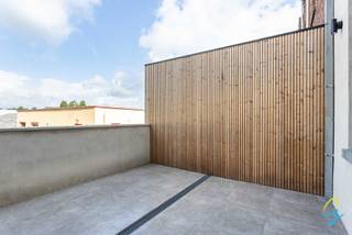 Voor een bezoek bel Isabelle: 0498 10 69 56 of mail isabelle@cornelis-goeman.be<br />
<p>Op zoek naar een instapklare woning waar u zonder zorgen meteen kunt intrekken? <br />Deze charmante, volledig gerenoveerde stadswoning in de Weverijstraat combineert karakter met hedendaags wooncomfort.</p>
<p>Achter de authentieke gevel schuilt een woning die grondig werd vernieuwd met oog voor kwaliteit en duurzaamheid. De woning beschikt over lichtrijke leefruimtes, een moderne afwerking en een praktische indeling die perfect aansluit bij de noden van vandaag.<br />De woning is ingedeeld als volgt: op het gelijkvloers een inkomhal, zithoek en ruime keuken met aansluiting naar het terras. <br />Op de eerste verdieping hebben we een ruime slaapkamer, ingerichte badkamer voorzien van bad en douche en een wasplaats. <br />Op de tweede verdieping hebben we twee volwaardige slaapkamers en een nachthal.</p>
<p>Gelegen op een gunstige locatie nabij het centrum van Geraardsbergen, winkels, scholen, openbaar vervoer en belangrijke verbindingswegen, geniet u hier van alle comfort binnen handbereik. <span></span></p>
<p><strong>Troeven van deze woning:</strong></p>
<ul>
<li>Volledig gerenoveerd</li>
<li>EPC LABEL B</li>
<li>Authentieke gevel met karakter</li>
<li>Lichtrijke leefruimtes</li>
<li>Centrale ligging nabij voorzieningen</li>
<li>Ideaal voor starters, gezinnen of investeerders</li>
</ul>
<p><strong>Aarzel niet om ons te contacteren om een bezoek in te plannen.</strong></p>