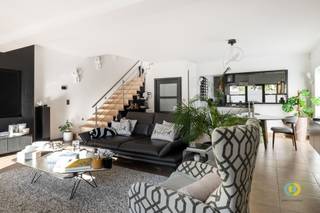 <p><span>Prachtige 3-gevelwoning met zonnige tuin en garage in de wijk Kassei te Vilvoorde. </span></p><p><span>De woning werd de voorbije jaren op verschillende vlakken gemoderniseerd en combineert hedendaags comfort met een aangename woonomgeving. Dankzij de nabijheid van het park Drie Fonteinen, winkels, scholen en belangrijke verbindingswegen geniet u hier van een rustige ligging met een vlotte bereikbaarheid. Via de ruime inkomhal komen we in de open leefruimte, waar de grote raampartijen zorgen voor een overvloed aan natuurlijk licht. Er is plaats voor een comfortabele zithoek met zicht op en toegang tot de zuidwestgerichte tuin. De eetplaats sluit aan op de open keuken aan de voorzijde, die recent volledig werd gerenoveerd en uitgerust is met alle hedendaagse comfort. Op de verdieping werden oorspronkelijk twee slaapkamers samengevoegd tot één ruime slaapkamer. Deze kunnen eenvoudig opnieuw worden opgesplitst. Een tweede kamer doet momenteel dienst als dressing. De stijlvolle en recent gerenoveerde badkamer beschikt over een mooie wastafel en een inloopdouche. De zolder biedt mogelijkheden voor extra bergruimte of een bijkomende woonruimte. De vrijwel volledige onderkeldering zorgt voor heel wat extra opslagruimte en omvat bovendien een kamer die momenteel als bureau wordt gebruikt, ideaal voor thuiswerk. De parkeergelegenheid naast de woning en de garage achteraan op het perceel vormen bijkomende troeven van deze prachtige woning.</span></p><p><span> </span></p>