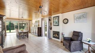 Deze alleenstaande woning is rustig gelegen op een zuid georiënteerd perceel van 770 m² grond. De woning werd gebouwd in 1993, is perfect onderhouden en voorziet in de mogelijkheid tot het inrichten van 3 of 4 slaapkamers. <br /><br />Een uitstekende ligging: rustig en kindvriendelijk in een residentiele wijk met alle voorname voorzieningen als winkels, bank en scholen binnen fietsafstand. Een vlotte verbinding naar zowel Brugge als de Kust. <br /><br />Het huis werd goed onderhouden en beschikt over een logische indeling met op het gelijkvloers een inkomhal met gastentoilet, een aangename woonkamer opgedeeld in een eet-en zithoek, aansluitend een veranda met zicht op de tuin en een open en ingerichte keuken (vernieuwd rond 2020). Verder op het gelijkvloers twee volwaardige slaapkamers en een ingerichte badkamer met inloopdouche. De garage is inpandig en groot (25 m²). Er is tevens aansluiting voorzien voor de wasplaats. De bovenverdieping is momenteel bereikbaar via een trap in de garage. Deze ruimte heeft veel potentieel met een bewoonbare oppervlakte van 75 m² is er de mogelijkheid extra slaapkamers in te richten. <br /><br />Prachtige buitenruimte met een zuidgerichte tuin, zonneterrassen, een oprit voor verschillende wagens... . Regenwaterput voorzien. Parkeren kan in de garage (automatische poort) of op de oprit. <br /><br />Bezoeken? Graag na afspraak met Willem Cauwels op Tel. 050.89.27.70