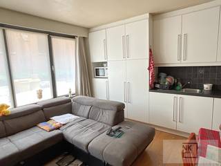 Dit leuke gelijkvloerse appartement bevindt zich op een zeer centrale ligging te Arendonk.Indeling:Je komt binnen in de living met open keuken. Deze...