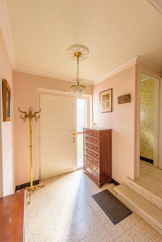 In het rustige<span><strong> Sint-Lodewijk, op slechts 2 kilometer van het centrum van Deerlijk</strong></span>, bevindt zich deze <span><strong>hoekwoning</strong></span> die zowel<span><strong> instapklaar als vol potentieel is</strong></span>.<br />Bij het binnenkomen word je verwelkomd in een <span><strong>inkomhal met gastentoilet</strong></span>.<br />De <span><strong>gezellige woonkamer is uitgerust met een mazoutkachel</strong></span>.<br />De<span><strong> keuken</strong></span> sluit aan op de leefruimte en is aan vernieuwing toe, maar biedt alvast een degelijke basis om jouw eigen stijl in te brengen.<br />Op de bovenverdieping vind je <span><strong>3 slaapkamers en een badkamer die net als de keuken wat opfrissing kan gebruiken.</strong></span><br />Achteraan de woning bevindt zich een gezellig terras waar je in alle rust kan genieten van het buitenleven.<br />De woning beschikt bovendien over een <span><strong>garage</strong></span> die zich in de kelderverdieping bevindt, wat zorgt voor <span><strong>extra bergruimte.</strong></span><br />Hoewel de woning hier en daar gemoderniseerd mag worden, is ze <span><strong>zeer goed onderhouden en meteen bewoonbaar</strong></span>.<br />Dankzij de<span><strong> rustige ligging in een aangename woonwijk</strong></span> en de nabijheid van het centrum, winkels en voorzieningen, is dit een ideale opportuniteit voor wie op zoek is naar een <span><strong>woning met mogelijkheden</strong></span>.<br />Meer info of een bezoek? Neem gerust contact op met <u>Peter : 0496/176878</u>