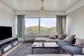 <p><span>Op zoek naar lichtrijk appartement met een panoramisch zicht over de wijde omgeving? Dit unieke hoekappartement op de 7de verdieping combineert ruimte, comfort en een fenomenaal uitzicht! Of je nu op zoek bent naar een eerste eigen stek, een comfortabele woonplek of een slimme investering, dit appartement heeft het allemaal. Er is een mogelijkheid om een garage bij te kopen voor 25.000.</span></p><p><span> </span></p><p><span>Indeling</span><span>:</span></p><p><span>Ruime living met grote raampartijen die zorgen voor een overvloed aan natuurlijk licht.</span></p><p><span>Aparte keuken met toegang tot een terrasje.</span></p><p><span>Praktische berging voor extra bergruimte.</span></p><p><span>Twee volwaardige slaapkamers</span></p><p><span>Badkamer met ligbad om heerlijk te ontspannen na een lange dag</span></p><p><span>Apart toilet</span></p><p><span>Bij het appartement hoort een kelder</span></p><p><span> </span></p><p><span>Bijzonderheden</span><span>:</span></p><p><span>Dankzij de hoekligging geniet je van veel lichtinval en een weids uitzicht dat nooit verveelt.</span></p><p><span>EPC Energielabel B - 187 kwh/(m² jaar)</span></p><p><span>Geen renovatieplicht!</span></p><p><span>De elektriciteit zal conform zijn bij het verlijden van de akte.</span></p><p><span>Er is overal dubbele beglazing met aluminium kader</span></p><p><span>CV is collectief op gas</span></p><p><span>Het dak werd in 2019 geïsoleerd</span></p><p><span>Vaste kosten: 320/maand (inbegrepen: voorschot CV + warm water, water, minuterie gang, lift, brandpolis, syndicus, ruitenwasser, huisvuil, conciërge, reservefonds)</span></p><p><span>P-score: A</span></p><p><span>G-score: A</span></p>