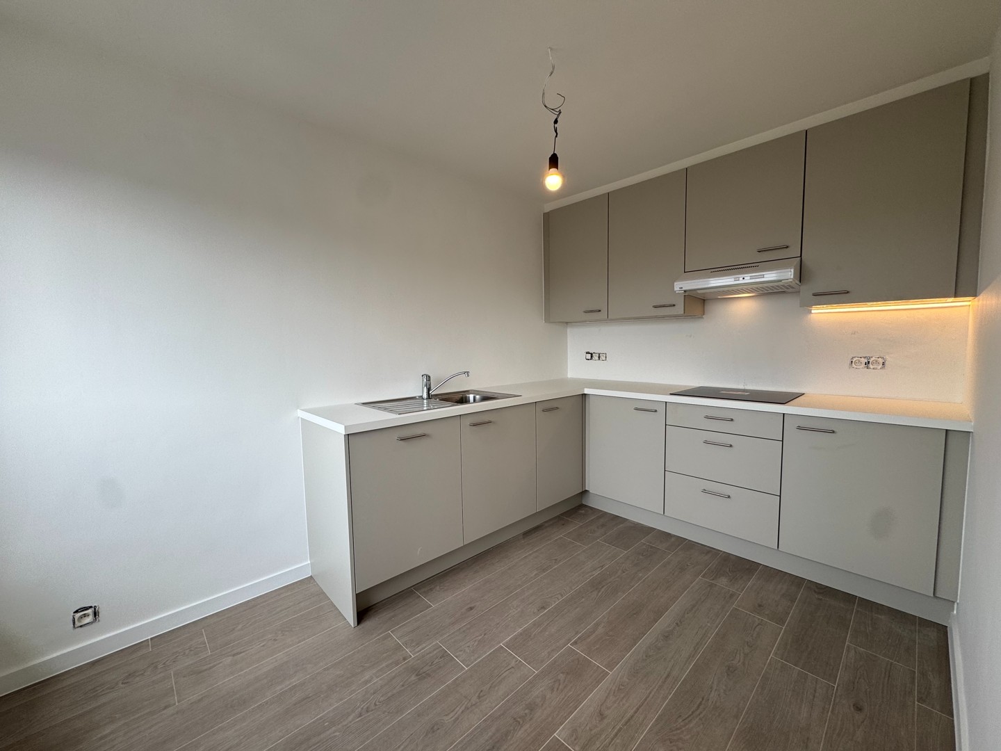 Gerenoveerd tweeslaapkamer appartement te huur met terras - foto 3