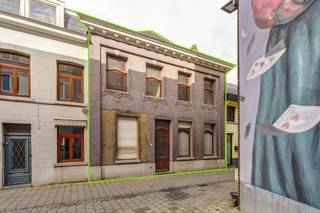 <p>Gelegen in het hart van Mechelen, in de rustige en gegeerde Langhestraat 40, bevindt zich deze karaktervolle woning met een uitzonderlijk potentieel. Deze charmante stadswoning combineert een centrale ligging met de rust van een aangename straat, waar alles wat u nodig heeft zich op wandelafstand bevindt: winkels, scholen, openbaar vervoer en gezellige horecazaken.</p><p></p><p>Bij het betreden van de woning wordt u meteen verwelkomd door de authentieke elementen die het pand zijn unieke uitstraling geven. De karaktervolle gevel, de prachtige glasramen en de originele details zorgen voor een warme en tijdloze sfeer. Deze woning ademt geschiedenis en charme, en biedt tegelijkertijd een uitgelezen kans om ze volledig naar eigen smaak te moderniseren.</p><p></p><p>Op het gelijkvloers vindt u bijzonder ruime en lichtrijke leefruimtes met een aangename plafondhoogte van meer dan 3 meter, wat zorgt voor een open en aangenaam gevoel. De centrale hal vormt een mooie verbindingsas tussen de verschillende ruimtes en benadrukt het gevoel van ruimte en structuur in de woning. Aan de ene zijde bevindt zich de ruime leefruimte, terwijl aan de andere zijde een veelzijdige kamer is voorzien die perfect kan ingericht worden als thuisbureau, speelkamer of hobbyruimte. Verder is er een eethoek met aansluitende keuken, die uitgeeft op een buitenkoer. Deze buitenruimte vormt een ideale plek om in alle rust te genieten. Een gastentoilet vervolledigt het gelijkvloers.</p><p></p><p>De eerste verdieping beschikt over vier volwaardige kamers met oppervlaktes van respectievelijk 18 m², 17 m², 16 m² en 10 m². Deze ruimtes bieden tal van mogelijkheden, zowel voor een groot gezin als voor wie extra kamers wenst in te richten als bureau, dressing of logeerkamer. Daarnaast is er een badkamer aanwezig op deze verdieping.</p><p></p><p>Een absolute troef van deze woning is de ruime zolderverdieping. Hier is de originele dakstructuur volledig zichtbaar, wat een prachtig karakterelement vormt en de authentieke charme van het pand extra benadrukt. Deze ruimte biedt de mogelijkheid om verder afgewerkt te worden tot extra kamers, een master suite of een creatieve invulling naar wens. Dankzij het volume, de zichtbare balken en de structuur van het dak zijn hier heel wat mogelijkheden te realiseren, terwijl de historische sfeer behouden blijft.</p><p></p><p>Hoewel de woning renovatie vereist, is dit net haar grote sterkte: u krijgt de kans om een authentiek pand volledig te transformeren tot een hedendaagse en comfortabele thuis, zonder in te boeten aan karakter en charme.</p><p></p><p>Kortom, deze woning is een unieke opportuniteit voor wie op zoek is naar ruimte, authenticiteit en een topligging in Mechelen, en die bereid is om de handen uit de mouwen te steken om van dit pand een echte parel te maken.</p><p><br />✅ Bruikbare vloeroppervlakte 168 m² (bron: EPC)<br />✅ Ruime zolder met uitbreidingsmogelijkheden<br />✅ 4 slaapkamers<br />✅ Praktische indeling met veel ruimte</p>