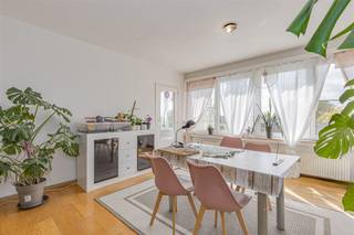 <p><span>Ruim appartement met 2 slaapkamers en een terras in Mortsel!</span></p><p><span> </span></p><p><span>Gelegen in een </span><span>rustige buurt</span><span> in Mortsel, dichtbij Fort 4 en op wandelafstand van het openbaar vervoer.</span></p><p><span>Momenteel verhuurd aan €890/ maand.</span></p><p><span> </span></p><p><span>Het appartement van liefst </span><span>97m²</span><span> (cfr. EPC) bevindt zich op de </span><span>3de verdieping</span><span> van een verzorgd gebouw en verkeert in </span><span>zeer goede staat</span><span>. </span></p><p><span>Bij het betreden van het appartement komen we via de inkomhal in de ruime</span><span> living</span><span>. Hieruit komen we in de </span><span>volledig geïnstalleerde keuken</span><span>.  </span></p><p><span>De badkamer is apart en voorzien van een </span><span>ligbad en lavabo</span><span>, ook een </span><span>apart toilet</span><span> ontbreekt niet. </span></p><p><span>Achteraan bevinden zich </span><span>twee</span><span> </span><span>volwaardige slaapkamers</span><span>, met rechtstreekse toegang tot het</span><span> terras.</span><span> </span></p><p><span> </span></p><p><span>Indeling:</span></p><p><span> </span></p><p><span>- Inkomhal</span></p><p><span>- Ruime living</span></p><p><span>- Volledig geïnstalleerde keuken</span></p><p><span>- Badkamer met ligbad en lavabo</span></p><p><span>- Apart toilet</span></p><p><span>- Slaapkamer 1</span></p><p><span>- Slaapkamer 2</span></p><p><span>- Terras</span></p><p><span> </span></p><p><span>Bijzonderheden:</span></p><p><span> </span></p><p><span>- 97m² (cfr.EPC)</span></p><p><span>- Verhuurd</span></p><p><span>- EPC-label B</span></p><p><span>- Elektriciteit conform</span></p><p><span>- Geen asbest</span></p><p><span>- CV op gas</span></p><p><span>- Dubbele beglazing met PVC</span></p><p><span>- Kleinschalig gebouw = lage kosten</span></p><p><span> </span></p><p><span>Ben jij geïnteresseerd in dit appartement te koop in Mortsel, ben je op zoek naar ander vastgoed of wens je de waarde van jouw eigendom te kennen? Dan ben je bij BOLT immo aan het juiste adres! Wij helpen jou graag verder.</span><span> </span></p><p><span> </span></p>