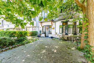 <h2>Villa Mon Foyer – Een iconische erfgoedvilla op een toplocatie in Koksijde</h2>
<p>In het hart van Koksijde, met een uniek open zicht op de iconische &quot;Pit&quot;, bevindt zich Villa Mon Foyer: een uitzonderlijke Belle Époque-villa waar karakter, geschiedenis en een ongeëvenaarde ligging elkaar ontmoeten.</p>
<p>Deze markante villa, ontworpen door de gerenommeerde architect Eugène Descamps, behoort tot het waardevolle bouwkundige erfgoed van Koksijde en is zonder twijfel één van de meest herkenbare residenties van de badplaats. De karaktervolle gevel met zijn elegante hoektoren, sierlijk vakwerk en verfijnde raampartijen getuigt van de rijke architectuur uit het begin van de twintigste eeuw.</p>
<p>De ligging is ronduit uniek. Gelegen in het centrum van Koksijde geniet u van een uitzonderlijk vrij uitzicht op de groene Pit, terwijl de Zeelaan, het strand, restaurants, winkels en alle voorzieningen zich op slechts enkele minuten wandelen bevinden. Een combinatie van rust, ruimte en levendigheid die vandaag bijzonder zeldzaam is aan de Belgische kust.</p>
<p>Binnen biedt Villa Mon Foyer een authentieke sfeer waarin charme en grandeur centraal staan. Tal van originele architecturale elementen dragen bij aan het unieke karakter van deze historische woning en bieden een uitzonderlijke basis voor wie droomt van exclusief wonen in een pand met een verhaal.</p>
<p>Deze eigendom is veel meer dan een villa; het is een stukje Koksijdse geschiedenis. Een zeldzame opportuniteit voor liefhebbers van erfgoed, architectuur en uitzonderlijke locaties.<br />058 51 23 23 of op christian@eraservimo.be</p>