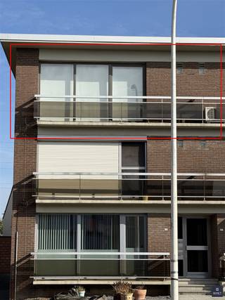 <h3><span>Mooi appartement met 2 slaapkamers en gunstige EPC-score (C)</span></h3><h3><span> </span></h3><p><span>Bent u op zoek naar een </span><span>aantrekkelijk appartement met 2 slaapkamers aan een zeer interessante prijs</span><span>? </span></p><p><span> </span></p><p><span>Dan is dit appartement op de </span><span>tweede verdieping van de Alfred Oststraat 4</span><span> absoluut een bezoek waard!</span></p><p><span> </span></p><p><span>De </span><span>ruime kamers</span><span> en de </span><span>lichte leefruimte</span><span> dankzij het extra zijraam, zorgen voor een aangename woonervaring. </span></p><p><span>De </span><span>moderne badkamer</span><span> beschikt over een grote douche, en in de inkomhal vindt u een handige </span><span>vestiairekast</span><span>. </span></p><p><span>Bovendien is er een </span><span>extra berging</span><span>, ideaal voor extra opslagruimte.</span></p><p><span>Het gebouw is </span><span>asbestveilig</span><span>, beschikt over een </span><span>goede EPC-score (C)</span><span> (ook de ramen zijn reeds vernieuwd!) en de </span><span>elektriciteit is volledig conform</span><span>. </span></p><p><span>Het </span><span>platte dak werd vernieuwd in 2017</span><span> en er zijn </span><span>geen kosten voor een lift</span><span>, wat het geheel extra interessant maakt.</span></p><p><span>Een </span><span>ondergrondse staanplaats</span><span> kan worden aangekocht voor slechts </span><span>10.000</span><span>.</span></p><p><span> </span></p><p><span>Een uitstekende kans voor wie comfortabel en betaalbaar wil wonen!</span><span><br /><br /></span></p><p><span>Maak snel een afspraak en ontdek dit gezellige appartement tijdens een bezichtiging.</span></p><p><span> </span></p><p><span>Interesse ? Gelieve ons dan te contacteren op het nummer 03 775 41 88 of mail naar christel@vastgoed-smet.be </span></p><p><span>www.vastgoed-smet.be</span></p><p><span> </span></p><p><span>De verstrekte gegevens/informatie (zowel online als gedrukt) worden vrijblijvend verstrekt, enkel ter inlichting, zonder contractuele verbintenis of garantie van onzentwege en kunnen op ieder ogenblik gewijzigd worden</span></p><p><span> </span></p>