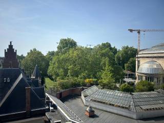 Dit dakappartement bevindt zich in het bruisende centrum van Antwerpen, vlakbij Antwerpen-Centraal, De Meir, de zoo,...Het appartement bestaat uit een ruime woonkamer met toegang tot het terras met zicht op de zoo. De open keuken geeft toegant tot de eetkamer, apart toilet en de badkamer met douche en wastafel. Op de 1ste verdieping bevindt zich een ruime slaapkamer. Er is geen lift in het gebouw dus de gemeenschappelijke kosten zijn laag.