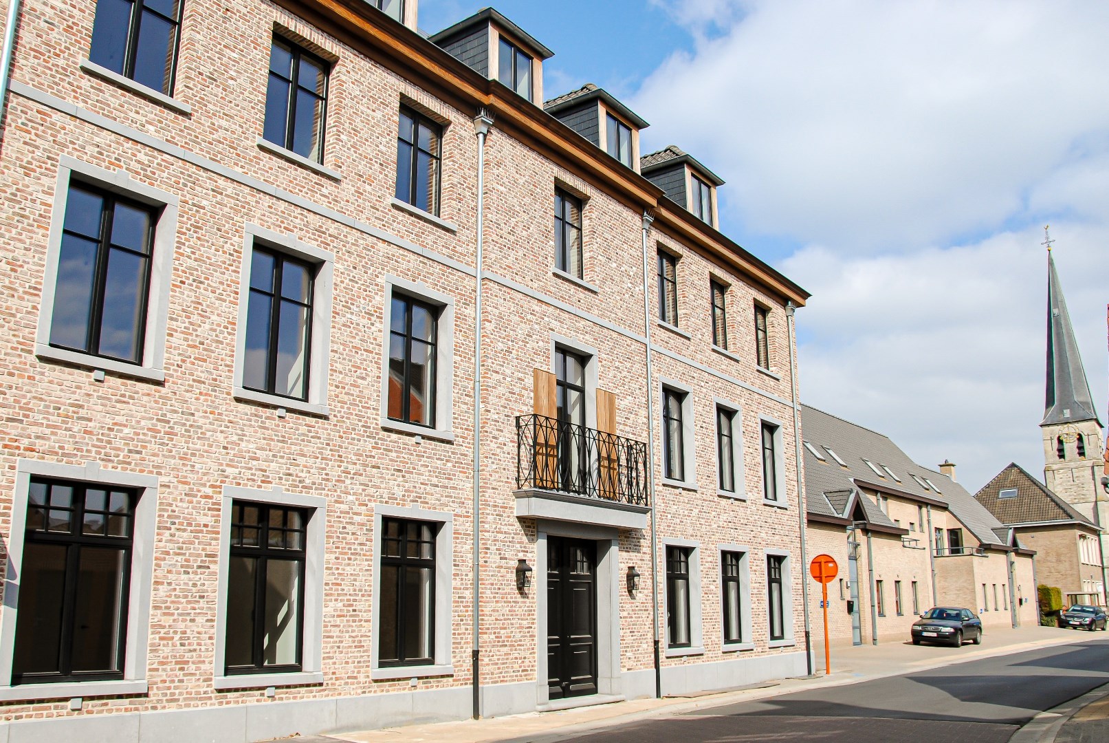 Prachtig exclusief recent BEN app met 2 slpks, terras en overdekte carport. - foto 1