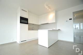 In de Meenseweg te Ieper vinden we dit nieuwbouwappartement.Dit appartement bevindt zich op een centrale locatie in Ieper waardoor alle faciliteiten zoals supermarkten, de Grote Markt en horeca zeer snel te bereiken zijn.Indeling: GLV: CarportV+3: Centrale hal - leefruimte met open keuken voorzien van combi-microgolf, vaatwas, inductiekookplaat en frigo - apart toilet - technische ruimte - badkamer voorzien van inloopdouche, wastafel en handdoekendroogrek - 2 slaapkamers met verzicht - terrasExtra's:* Nieuwbouw* Vrij vanaf 1/10/2026* Elektrische rolluiken* Vloerverwarming* Carport aanwezig* €50/maand syndicale kosten