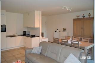 Op een uitstekende locatie, vlak bij het station en op wandelafstand van het bruisende centrum van Zottegem, bevindt zich residentie Leon. Dit recent gebouwde en vergunde complex van assistentiewoningen geniet van een bijzonder gunstige ligging, met winkels, openbaar vervoer, horecazaken en tal van andere voorzieningen binnen handbereik. <br /><br />Binnen deze residentie bieden wij een aangename éénslaapkamer assistentiewoning op de tweede verdieping te koop aan. <br /><br />De flat beschikt over een lichtrijke leefruimte met eetplaats, salon en een volledig uitgeruste keuken, voorzien van een oven, koelkast en vaatwasser. De eetplaats geeft uit op het aangename terras. Verder is er een ruime slaapkamer met een op maat gemaakte kast en een volledig betegelde badkamer, uitgerust met een ruime open douche, toilet, handdoekdroger en praktische opbergkasten. Een afzonderlijke berging/wasplaats zorgt voor extra opbergruimte. <br /><br />Als bewoner geniet u bovendien van verschillende gemeenschappelijke voorzieningen, waaronder een gezellige ontmoetingsruimte, een ruime en aangename binnentuin, een fietsenstalling en een berging in de kelder. <br /><br />Een private autostaanplaats kan afzonderlijk aangekocht worden voor €10.000. <br /><br />Ook op energetisch vlak heeft deze flat heel wat te bieden, met een gunstig EPC-label A, zonnepanelen en centrale verwarming op aardgas. De elektrische installatie is conform. <br /><br />Deze erkende assistentiewoning vormt een interessante opportuniteit, zowel voor investeerders als voor wie op zoek is naar een comfortabele woonomgeving, nu of in de toekomst.<br />De flat is momenteel niet verhuurd en beschikbaar bij akte. <br /><br />De verkoop valt onder de registratierechten en niet onder BTW. Mogelijke vrijstelling van onroerende voorheffing. <br /><br />Interesse? Contacteer ons via info@immolierman.be of 053 89 99 66. Wij bezorgen u graag alle verdere informatie!