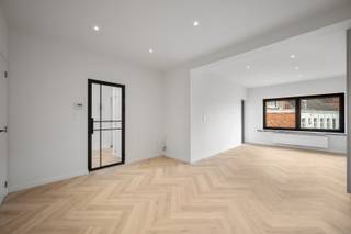 Plan your visit via www.polares.euVisit day Thursday 6 November.Discover this beautiful apartment on the second floor of a characterful building,...