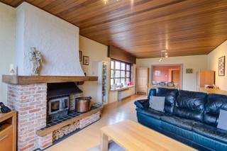 Deze halfopen bebouwing is gelegen op een mooi perceel van 893 m² met een straatbreedte van maar liefst 18,53 meter. Dankzij de diepe structuur van...