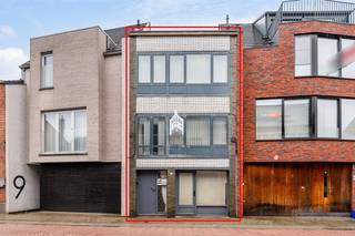 Op een absolute toplocatie, pal aan het marktplein van Herenthout, vinden we deze ruime woning met een doordachte indeling en tal van...