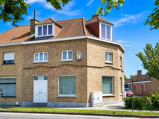 duplex gelegen op de gelijkvloerse en 1ste verdieping<br /><br />omvattende een inkomhal, klare living-zithoek, modern ingerichte open keuken, voute-eethoek-hobbyruimte, veranda, kelder, moderne badkamer, apart toilet, 2 slaapkamers, buitenberging en koer<br /><br />HP = 720 €/maand<br />voorschot HL = 0 €/maand