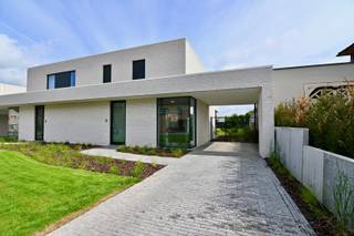 We vinden deze uitzonderlijke nieuwbouwwoning in de rustige Orgelstraat te Wilderen. De woning werd opgetrokken in 2025 en opgeleverd begin 2026 met veel aandacht voor architectuur, comfort, energiezuinigheid en duurzaamheid. Deze halfopen bebouwing maakt deel uit van een kleinschalig project waarbij strakke lijnen, gecombineerd worden met warme, kwalitatieve materialen. De grote raampartijen zorgen voor veel natuurlijke lichtinval mede dankzij de open, elegante ruimtes.<br /><br />We betreden de woning via de ruime inkomhal, met vestiairevoorzieningen, en een apart gastentoilet. Van bij het binnenkomen krijgen we reeds een ruime blik op de grote leefruimte, voorzien van prachtige grote, lichte tegels. Deze is ingedeeld met een bureauhoek aan de voorzijde van de woning - ideaal voor de thuiswerker - een zithoek, alsook een eetkamer. Verder vinden we er de volledig, ingerichte en open keuken, die het hart vormt van deze woonkamer.<br /><br />De keuken, gekenmerkt door de terugkerende strakke lijnen van de woning en de warme materialen, is volledig geïnstalleerd met kwalitatieve toestellen zoals een inductiekookplaat met geïntegreerde afzuiging, een combi-oven, een koelkast, een diepvries, alsook een afwasmachine en indirecte verlichting.<br /><br />De berging met alle aansluitingen om tevens als wasplaats te fungeren, is zeer ruim en biedt heel wat opbergmogelijkheden. We vinden er de waterverzachter, de elektrische installatie, het ventilatiesysteem (D) en de Viessmann-warmtepomp.<br /><br />Heel de benedenverdieping werd aan de achtergevel voorzien van grote glaspartijen, waardoor de leefruimten naadloos overgaan in het overdekt terras en de aangelegde tuin.<br /><br />De open trap brengt ons op de eerste verdieping die ingericht is met een centrale nachthal, drie volwaardige slaapkamers met parket en een ingericht badkamer. Deze is voorzien van een grote inloopdouche, een volwaardig lavabomeubel alsook een toilet.<br /><br />De woning is voorzien van vloerverwarming (aangesloten op de warmtepomp) alsook airco-units in elke ruimte, om zowel te koelen als te warmen. De woning beschikt over een PV-installatie (zonnepanelen) met een piekvermogen van 4,5kW alsook een regenwaterput van 10.000L aangesloten op de toiletten en buitenkranen, ideaal voor het hele gezin.<br /><br />Het perceel van 6a 39ca werd volledig omheind met zwarte draad en de tuin werd aangelegd met een stijlvolle afwerking, volledig in lijn van de woning. De combinatie van diverse afwerkingstechnieken, moderne materialen alsook beplantingen zoals meerstammige boompjes, en de bijkomende tuinverlichting zorgt voor een speelse toets. In de achtertuin bevindt zich een ruim tuinhuis, ideaal voor het bergen van tuinmeubelen, grasmachine enzovoort. De voortuin is voorzien van een carport, alsook kunnen er nog drie extra wagens geparkeerd worden.<br /><br />De woning wordt volledig geverfd verkocht inclusief heel wat roerende goederen zoals:
<ul>
	<li>nieuwe gordijnen in de gehele woning,</li>
	<li>op maat gemaakte vliegenramen,</li>
	<li>windscherm aan het terras,</li>
	<li>tuinmateriaal zoals grasmachine en robotmaaier</li>
	<li>volledige slaapkamer</li>
	<li>salon</li>
	<li>...</li>
</ul>
De woning wordt verkocht onder het stelsel van de verkooprechten.<br /><br />Heeft u interesse in deze knappe nieuwbouwwoning? Aarzel dan niet en bel ons snel op 011 70 70 19.