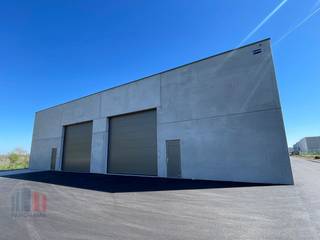 Nieuwbouw KMO-unit van 256 m² en 1 privatieve parkeerplaats te koop in Aartrijke. De geïsoleerde casco magazijnruimte (brandklasse C) is opgebouwd...