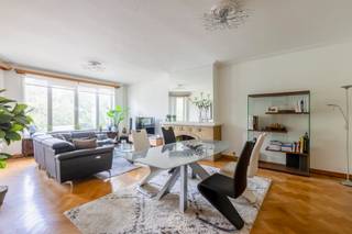 Dit aangename appartement is gelegen op de <strong>eerste verdieping</strong> van een verzorgd gebouw en is vlot bereikbaar met de lift. Je betreedt het pand via een ruime inkomhal die toegang biedt tot de verschillende vertrekken. De lichtrijke woonkamer kijkt uit op het stadspark, wat zorgt voor een aangename groene omgeving. De keuken geeft toegang tot een zuidwest georiënteerd terras, ideaal om te genieten van de avondzon. Verder beschikt het appartement over: <strong>twee slaapkamers,</strong> een berging, een badkamer met ligbad, lavabo en toilet en<strong> private kelder </strong>voor extra opslagruimte. Achteraan het gebouw is er een fietsenstalling voorzien op het gelijkvloers.<br /><br />Huurprijs:<strong> €850/maand appartement + €50/maand garage </strong><br />Provisie algemene onkosten: <strong>€50/maand</strong><br />Provisie verwarming (stookolie): <strong>€75/maand</strong><br /><br />Het appartement is beschikbaar vanaf<strong> 01/02/2026.</strong><br /><br />Interesse in een bezoek?<br />Stuur een mail naar Hugo via <strong>hdb@claves.be</strong> of bel 0475/94.43.07.