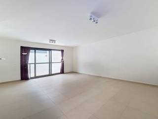 Bent u op zoek naar een gezellig en leuk appartement te huur in Kortrijk met 2 slaapkamers en een tuin dan is deze zeker iets voor u. Het appartement beschikt over een leuke tuin.<br /><br />INDELING:<br />- inkomhal met gastentoilet<br />- ruime leefruimte<br />- open keuken voorzien van alle toestellen<br />- leuke tuin volledig afgesloten<br />- badkamer voorzien van bad, dubbele lavabo en handdoekenverwarming<br />- 2 slaapkamers<br /><br />ALGEMEEN:<br />- autostaanplaats en kelderberging inbegrepen in de prijs<br />- centrale ligging<br />- gunstig EPC<br />- lichtrijk<br /><br />Interesse? Vraag zeker uw bezoek aan via www.dewaele.com!