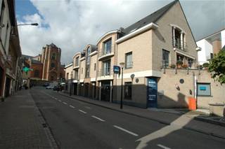 Emplacement de parking souterrain pour 1 voiture dans le centre de Hoeilaart. Pas de frais mensuels. Disponible immédiatement.