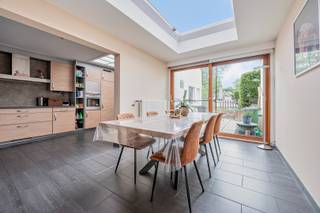 Op zoek naar een instapklare gezinswoning met ruimte, comfort en een uitstekende ligging? Dan is deze verrassend ruime woning in het hart van Burcht absoluut een bezoek waard. Met een bewoonbare oppervlakte van 182 m² op een perceel van 198 m² biedt deze woning alle ruimte om comfortabel te wonen en te genieten.<br />De gezellige leefruimte sluit naadloos aan op de volledig uitgeruste open keuken, het kloppend hart van de woning waar koken, tafelen en samenzijn moeiteloos samenkomen. De aparte wasruimte zorgt voor extra praktisch comfort. De vernieuwde badkamer (2025) met inloopdouche, de recente verwarmingsbrander (2023) en het gunstige EPC-label C (227 kWh/m²/jaar) maken het plaatje compleet.<br />Op de eerste verdieping bevinden zich twee ruime slaapkamers en de stijlvolle badkamer. De tweede verdieping werd volledig ingericht als royale master bedroom met elektrische stores. Dankzij de ruime oppervlakte en de aanwezigheid van Veluxramen aan beide zijden bestaat bovendien de mogelijkheid om deze verdieping eenvoudig op te splitsen in twee afzonderlijke kamers, waardoor een vierde slaapkamer kan worden gecreëerd. Verder beschikt de woning over twee toiletten, een kelder, elektrische rolluiken op het gelijkvloers en een degelijke betonnen structuur. Een absolute troef is de handige zij-ingang, ideaal voor fietsen, tuinmateriaal en vuilniscontainers.<br />Buiten geniet u van een volledig omheinde tuin van ca. 115 m² met een aangenaam terras waar u in alle rust kunt ontspannen of gezellige momenten kunt beleven met familie en vrienden. Dankzij de centrale ligging bevinden scholen, winkels, openbaar vervoer en belangrijke invalswegen zich vlakbij, terwijl ook Antwerpen vlot bereikbaar is. In de nabije omgeving is bovendien een ruime parking met laadpalen voor elektrische wagens voorzien.<br />Een ideale gezinswoning waar u zonder zorgen uw volgende hoofdstuk kunt beginnen.<br />Contacteer ons vandaag nog voor een bezoek.