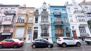 Interessante investeringskans! Of ideaal voor jonge starter!<br /><br />Te renoveren Sous-sol appartement met stadstuintje in centrum Oostende nabij Petit Paris. <br /><br />Dit sous-sol appartement in het hart van Oostende is een uitstekende opportuniteit voor investeerders of jonge starters<br />die op zoek zijn naar een rendabele aankoop aan de kust.<br /><br />Totale oppervlakte van 82m² met tuin en bewoonbare oppervlakte 62m² <br /><br />Dankzij de centrale ligging is dit pand ideaal voor verhuur op lange termijn of vakantieverhuur.<br /><br />Indeling: <br />Woonkamer met salon, eetplaats en slaaphoek. <br />Een aparte keukenruimte , badkamer met ligbad - toilet en lavabo en berging. <br /><br />Privé tuintje / terras wat een zeldzame troef is in het centrum!<br /><br />Toplocatie: Op wandelafstand van strand, winkels, horeca en openbaar vervoer.<br /><br />Vraagprijs 83.000 euro<br /><br />Epc 351 kWh = Label D ( geen renovatie verplichting ) <br /><br />Het appartement is wel te renoveren maar biedt veel mogelijkheden.<br /><br />Bezoeken mogelijk op afspraak. <br /><br /> 