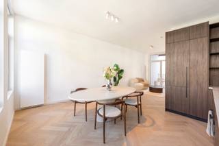 Stel je voor: je wandelt je deur uit en staat binnen dertig seconden op de bruisende Marnixplaats. In de Scheldestraat 96 wacht dit recent gerenoveerde appartement op een nieuwe eigenaar die houdt van de stad, maar ook van rust en ruimte. Dankzij de grote raampartijen en de frisse afwerking baadt elke hoek van dit appartement in het daglicht.<br /><br />De leefruimte is een absolute eyecatcher waar de open keuken – uiteraard voorzien van alle toestellen – de ideale plek is om je kookkunsten te tonen terwijl je vrienden alvast een wijntje inschenken. Heb je even nood aan frisse lucht? Trek je dan terug op je eigen private, zuidgerichte terras. Voor het praktische gemak is er een aparte wasberging en een gastentoilet voorzien. In de kelder is er een private kelderberging voorzien om die extra spullen netjes weg te werken.<br /><br />De twee ruime slaapkamers zijn echte oases van rust, ideaal om te ontsnappen aan de stadsdrukte. In de badkamer geniet je van een moderne inloopdouche en een dubbele lavabo. Je fiets parkeer je vlot in de gemeenschappelijke fietsberging op het gelijkvloers, waarna je zo de hipste buurt van Antwerpen in rolt.<br /><br />Zin om dit leuke appartement op het Zuid met eigen ogen te ontdekken?<br />Maak snel een afspraak via info@goose.be of bel naar 03 369 36 38.