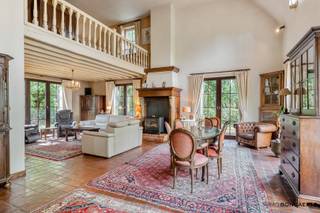 Op een perceel van maar liefst 21a45ca vinden we deze prachtige villa, gelegen in een rustige en aangename omgeving van Houthalen-Oost. De woning combineert ruimte, karakter en tal van mogelijkheden en is bijzonder geschikt voor een groot gezin, zelfstandigen of wie op zoek is naar een ruime gezinswoning met extra professionele mogelijkheden.<br /><br />Bij binnenkomst wordt u verwelkomd in een mooie, ruime inkomhal die meteen de statige uitstraling van de woning benadrukt. De prachtige leefruimte vormt het hart van de woning en beschikt over een indrukwekkende vide, wat zorgt voor een bijzonder gevoel van ruimte en licht.<br /><br />De woning beschikt verder over een ruime keuken, een praktische berging en een tweede tv-kamer/zithoek, ideaal als extra leefruimte, speelkamer of ontspanningsruimte.<br /><br />Een absolute troef is de afzonderlijke ruimte met eigen ingang, die vroeger dienstdeed als tandartspraktijk. Deze ruimte biedt vandaag tal van mogelijkheden voor een vrij beroep, kantoor, praktijk of zelfstandige activiteit, zonder dat de privéruimtes van de woning moeten worden betreden.<br /><br />Op de bovenverdieping bevinden zich maar liefst 6 slaapkamers en 2 badkamers, waaronder 2 slaapkamers met een eigen badkamer.<br /><br />Daarnaast beschikt de woning over een dubbele inpandige garage en een kelderruimte, waardoor er ook aan praktische bergruimte geen gebrek is.<br /><br />Buiten is er een mooie, grote tuin. Hier kan u genieten van rust en privacy, spelen met de kinderen of gezellige momenten met familie en vrienden doorbrengen.<br /><br />PLUSPUNTEN<br />* Groot perceel<br />* 6 slaapkamers<br />* 2 badkamers<br />* 2 slaapkamers met badkamer <br />* Tweede tv-kamer/zithoek<br />* Berging<br />* Dubbele inpandige garage<br />* Kelderruimte<br />* Aparte ruimte met eigen ingang, voormalig tandartspraktijk<br />* Prachtige, ruime tuin<br /><br />Een uitzonderlijke woning met karakter, ruimte en bijzonder veel mogelijkheden. Ideaal voor wie wonen en werken wil combineren of simpelweg op zoek is naar een royale gezinswoning op een prachtig perceel.