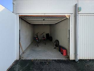 Bovengrondse gesloten garagebox in woonwijk Pinksterbloemhof in Duinbergen.