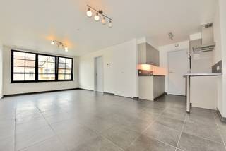 Dit recent en stijlvol afgewerkt appartement geniet van een uitstekende centrale ligging, op wandelafstand van winkels, openbaar vervoer en diverse voorzieningen. Ook de belangrijkste invalswegen zijn vlot bereikbaar.
Het appartement onderscheidt zich door zijn hedendaagse afwerking, aangename lichtinval en praktische indeling. De verzorgde keuken, moderne badkamer en lichtrijke leefruimte zorgen voor een aangenaam wooncomfort.
De indeling is als volgt: een inkomhal met gastentoilet, een leefruimte met open keuken en aansluitend een berging, een badkamer en een slaapkamer
Het gebouw beschikt over een lift en een gemeenschappelijke fietsenberging.
Dankzij de energiezuinige eigenschappen en gunstige EPC-score geniet u bovendien van een beperkt energieverbruik.
Een instapklaar appartement dat comfort, energiezuinigheid en een uitstekende bereikbaarheid perfect combineert!
Ideaal voor wie zorgeloos en comfortabel wil wonen op een centrale locatie.
Wenst u een bezoek aan het centraal gelegen appartement? Maak uw afspraak via www.vastgoedunicum.be of stuur een e-mail naar verhuur@vastgoedunicum.be.