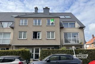 Op een absolute toplocatie in het pittoreske De Haan treft men deze ruime studio. De uiterst centrale ligging koppelt winkelmogelijkheden aan zee, strand en dijk en dit allemaal op wandelafstand.<br /><br />Via de lift of de trap bereikt u deze studio op de tweede verdieping. Het omvat een leefruimte met open keuken, een berging, een toilet en een badkamer met ligbad. De leefruimte geniet van overvloedig natuurlijk zonlicht door de grote raampartijen.<br /><br />Het appartement wordt niet bemeubeld verhuurd.<br /><br />De syndicuskosten zijn inbegrepen in de huurprijs. <br /><br />Beschikbaar vanaf 1/08/2026. Aarzel niet en plan snel uw bezoek in via dehaan@immofrancois.be.<br /><br />