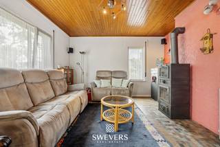 Voor meer info en foto’s, surf naar www.swevers.be – Op zoek naar een ruime gezinswoning in een rustige, landelijke omgeving? Dan is deze open bebouwing in de Endepoelstraat 40 te Herk-de-Stad zeker een bezoek waard. De woning uit 1990 bevindt zich op een breed perceel van 13a 11ca en combineert rust en privacy met een vlotte bereikbaarheid van winkels, scholen en ontspanning. Met een bewoonbare oppervlakte van 242 m² biedt deze woning bijzonder veel ruimte. Bovendien werd ze doorheen de jaren goed onderhouden en voorzien van extra comfort, zoals een vernieuwde verwarmingsinstallatie op aardgas (2015), een recente keuken (2019), rolluiken, zonnepanelen en een zonneboiler. Binnen verwelkomt de inkomhal je in een lichtrijke leefruimte van bijna 39 m². De aansluitende keuken van 20 m² beschikt over voldoende werk- en opbergruimte en geeft rechtstreeks toegang tot het overdekte, zuidoostelijk georiënteerde terras. Op het gelijkvloers bevindt zich daarnaast een aparte bureauruimte, ideaal voor thuiswerk of hobby’s. Praktische troeven zijn er volop dankzij de inpandige garage, ruime berging en een kelder van meer dan 42 m². Op de verdieping vind je drie ruime slaapkamers en een badkamer met vernieuwde douche, hoekbad en apart toilet. Extra bergruimte is voorzien in meerdere zolders, waaronder een grote zolderverdieping bereikbaar via een vaste trap, met tal van uitbreidingsmogelijkheden. Buiten geniet je van een volledig aangelegd perceel met veel privacy en een hoge carport, perfect voor een mobilhome, caravan of meerdere voertuigen. Voor meer informatie, bel 011 255 155. Bron bewoonbare oppervlakte: EPC – verslag.