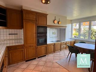<p><span>Ruim duplexappartement met 3 slaapkamers nabij het Vrijbroekpark</span></p><p><span>Op een rustige en groene locatie in Mechelen-Zuid, op wandelafstand van het prachtige Vrijbroekpark, bevindt zich dit ruime duplexappartement met 3 slaapkamers.</span></p><p><span>Via de inkomhal kom je in de lichtrijke woonkamer, waar grote raampartijen zorgen voor een aangename lichtinval. De woonkamer beschikt bovendien over een zonnescreen. Aansluitend bevindt zich de comfortabele keuken, evenals een extra ruimte die momenteel is ingericht met een ingebouwde dressing.</span></p><p><span>Op de tweede verdieping bevinden zich drie slaapkamers. De achterste slaapkamer geeft toegang tot een gezellig terras. Naast de slaapkamer aan de voorzijde is er nog een aparte technische ruimte. De badkamer is uitgerust met een bad, lavabo en toilet.</span></p><p><span>Het appartement beschikt daarnaast over een private kelderberging en er is een gemeenschappelijke fietsenstalling aanwezig.</span></p><p><span>Het appartement maakt deel uit van een kleinschalig gebouw, waardoor de gemeenschappelijke kosten beperkt blijven tot 25 per maand.</span></p><p><span>Interesse in een bezoek? Contacteer ons dan snel via 015 20 20 82 of <span>info@demakelaardij.be</span></span><span>.</span></p>