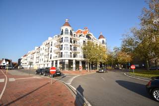 <strong>Residentie Crown</strong><br /><br />Goed bereikbare garagebox op de -1, nabij het centrum van Knokke. Deze box bevindt zich op enkele passen van het station en de Lippenslaan. Uitstekend gelegen en vlot toegankelijk!<br />Afmetingen:
<ul>
<li>Lengte 5m08</li>
<li>Breedte tussen de poort: 2m40</li>
</ul>
<u><strong>Beschikbaar vanaf 1/12/2026</strong></u><br /><br />Mocht u deze garagebox wensen te huren, aarzel dan niet om contact op te nemen!<br />Ref G745