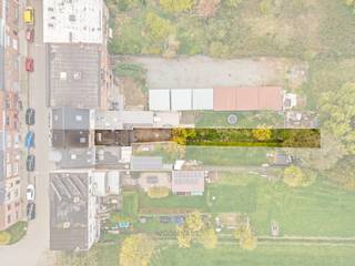 Deze volledig gerenoveerde woning (2012) ligt in een rustige, kindvriendelijke buurt, op wandelafstand van winkels, openbaar vervoer en belangrijke invalswegen. Dankzij de vele raampartijen en de lichtkoepel geniet u hier van een overvloed aan natuurlijk licht en modern wooncomfort.<br /><br />Indeling:<br />Op het gelijkvloers bevinden zich de inkomhal, een bureauruimte, een lichtrijke leefruimte, een praktische wasruimte, een badkamer en een open, volledig uitgeruste keuken met directe toegang tot de gezellige tuin.<br /><br />Op de eerste verdieping vindt u twee ruime slaapkamers. Via de vaste trap bereikt u het tweede verdiep, waar een derde ruime kamer met ensuite badkamer werd ingericht.<br /><br />Troeven op een rij:<br /><br />-EPC-label B<br />-Volledig gerenoveerd in 2012<br />-Lichtrijke leefruimte<br />-Rustige en aangename woonwijk<br />-Onderhoudsvriendelijke tuin<br /><br />Deze woning is ideaal voor wie op zoek is naar ruimte, comfort en een rustige woonomgeving, met tuin én alle voorzieningen binnen handbereik.<br /><br />Kortom: een instapklare droomwoning in Aalst, klaar om uw nieuwe thuis te worden!<br /><br />Meer informatie of een bezoek?<br />Maak eenvoudig uw afspraak via www.woonvast.be of contacteer Morgane op 0498 60 61 75 of via morgane@woonvast.be<br />.