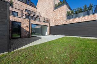 Maak kennis met dit uitzonderlijk ruim BEN-nieuwbouwappartement in het project Jamalie met 2 slaapkamers, een bewoonbare oppervlakte van 131 m2, een terras van maar liefst 30m2 en met een privé tuin aanpalend aan de gemeenschappelijke tuin. Gmo/Gvkr/Gvv/Vg/Wg
Bijzonderheden :
- duurzame energie, vloerverwarming met warmtepomp, zowel verwarmen als koelen.
- E-peil 20 : korting van 50% op de onroerende voorheffing gedurende 5 jaar.
- grote raampartijen voor veel lichtinval.
- mooi vrij uitzicht op het groen.
- badkamer met ligbad en inloopdouche.
- bovengrondse staanplaats inbegrepen in de prijs.
- staanplaats in de ondergrondse garage + berging zijn verplicht aan te kopen.
- mogelijkheid tot kopen aan 6%, ook voor investeerders mits aan de voorwaarden voldaan wordt.
- met staanplaats  4
- afgesloten tuinberging