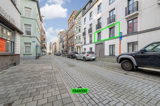 Dit ruim en modern tweeslaapkamerappartement bevindt zich pal in het centrum van Oostende. In de omgeving heeft u al het moois wat Oostende te bieden heeft, gaande van winkels tot horeca en uiteraard ook de zee en het strand. <br /><br />Het appartement geniet een aangename lichtinval doorheen de dag. De ruime leefkamer vloeit naadloos over van de leefhoek naar de eetruimte en open keuken. Deze is functioneel uitgerust met een kookeiland, moderne apparatuur en kastruimte. <br /><br />Aan de achterzijde van het appartement zijn er twee volwaardige slaapkamers. De badkamer is uitgerust met een dubbele lavabo en bad/douchecombinatie. Het toilet is apart. Hier aan de achterkant is er tevens een riant overdekt terras. <br /><br />Tot slot is er nog een handige berging. <br /><br />Het appartement is op heden verhuurd aan een vaste bewoner, waardoor het tevens een interessante investering vormt. (actuele huurprijs: € 881,42 / maand + kosten). <br /><br />Bent u op zoek naar een verblijf aan zee of een interessante investering? <br /><br />Aarzel niet en neem contact op voor meer info of een afspraak! <br /><br />