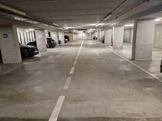 Twee ondergrondse autostaanplaatsen P87 &amp; P88 te koop in centrum Antwerpen.<br /><br />Beide staanplaatsen zijn verhuurd (P:87-P:88).<br /><br />Ligging: Binnen de singel nabij de konijnenpijp staat deze ondergrondse autostaanplaats te koop. Deze autostaanplaats bevindt zich vlakbij het MAS, winkels, kantoren, universiteiten en hogescholen.<br /><br />Bijzonderheden:<br />- Centrale ligging<br />- Automatische poort<br /><br />Bent u op zoek naar een autostaanplaats, parking of ander vastgoed te koop in Antwerpen? Of wenst u een gratis schatting van uw eigendom of uw eigendom te koop te stellen? Neem dan contact met ons op voor meer informatie. Bel 03/369 23 36 of stuur een e-mail naar jeffrey@jurimmo.be