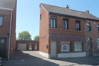 Gezellige gerenoveerde woning in het groene hart van Sinaai.<br /><br />Welkom thuis in het prachtige Sinaai, waar rust, ruimte en leef-comfort samenkomen. <br />Deze woning ligt vlakbij " Den Dries " en alle winkels en faciliteiten.<br />Bij het betreden kom je binnen in een lichtrijke en modern ingerichte leefruimte waar keuken en woonkamer naadloos in elkaar overvloeien. <br />De open keuken is landelijk, hedendaags en tegelijk gezellig. Een plek waar koken en samenzijn samensmelten.<br />Er zijn drie slaapkamers waarvan twee met ingebouwde kasten.<br />Er is een badkamer met ligbad, douche en lavabomeubel, een apart toilet en een praktische bergruimte/wasplaats.<br />De zolder van meer dan 40m² geeft mogelijkheden om extra kamers te maken.<br />Garage met berging.<br />De Perfecte Z/ZW-oriëntatie van het ruime terras en de tuin met landelijk uitzicht is een andere grote troef..<br />Ook de zonnepanelen genieten een perfecte oriëntatie.<br /><br />De ligging is een absolute troef: winkels, openbaar vervoer, sportfaciliteiten, jeugdbewegingen, lagere school en andere voorzieningen bevinden zich allemaal op wandelafstand. <br />De woning combineert comfort, ruimte en een topligging in een groene omgeving.<br />Een unieke kans voor wie stijlvol en zorgeloos wil wonen in Sinaai.