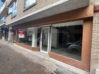 Waregem: handelsruimte te huur in het centrum. Goed gelegen commerciële ruimte op wandelafstand van de markt. Het handelspand heeft een oppervlakte...