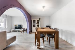 Voor meer info en foto’s, surf naar www.swevers.be – Dit handelspand met appartement aan de Koolmijnlaan 193 in Heusden-Zolder biedt een perfecte combinatie van wonen en werken. Met een totale oppervlakte van 262 m² en volledig gerenoveerd in 2019, is het pand instapklaar. De handelsruimte van 117 m² op de begane grond is ideaal voor een winkel of horecazaak, terwijl de eerste verdieping een moderne keuken en ruime woonkamer herbergt. Op de tweede verdieping bevinden zich twee slaapkamers en een volledig uitgeruste badkamer. Extra troeven zijn de kelder van 12 m², een ruim terras en 42 zonnepanelen. De ligging, op slechts 100 meter van scholen en openbaar vervoer en op 2 kilometer van de snelwegen, maakt dit pand zeer aantrekkelijk voor ondernemers. Voor meer informatie, bel 011 255 155. Bron bewoonbare oppervlakte: EPC – verslag.