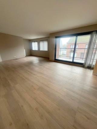 Luxe appartement in het centrum. <br />Modern en instapklaar appartement gelegen op de eerste verdieping van een recent gebouw, voorzien van lift.<br />Het appartement omvat een ruime inkomhal, een lichtrijke leefruimte met parketlook vloer en een open, volledig ingerichte keuken uitgerust met inductiekookplaat, dampkap, oven, vaatwasser en ijskast. Aansluitend bevindt zich een berging met aansluiting voor wasmachine en droogkast.<br />Er zijn twee slaapkamers, eveneens voorzien van parketlook vloer, de badkamer is uitgerust met een inloopdouche, lavabomeubel en hangtoilet. Verder nog een aangenaam terras met voldoende privacy.<br />Dit appartement biedt comfort, kwaliteit en een uitstekende ligging in het hart van het centrum, met winkels, openbaar vervoer en horeca op wandelafstand.<br />Huurprijs 850 euro + 60 euro vaste kosten/maand<br />Mogelijkheid om garage bij te huren 60 euro. <br />Beschikbaarheid januari 2026. <br />Verdere info en bezichtiging via mail. <br />EPC 99