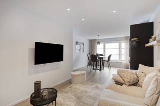 LAYOUT: Ground floor: - commercial space with space behind that can serve as a utility roomFirst floor: - living area with open kitchen and separate toiletSecond floor: - bedroom with bathroom (equipped with sink, shower and washing machine connection)Third floor:- furnished mezzanineAdvantages: - easy accessibility- completely renovated! - favorable EPCMore info or an on-site visit? Contact Sarah Hanson - 0493 25 46 80 - sarah.hanson@dewaele.com